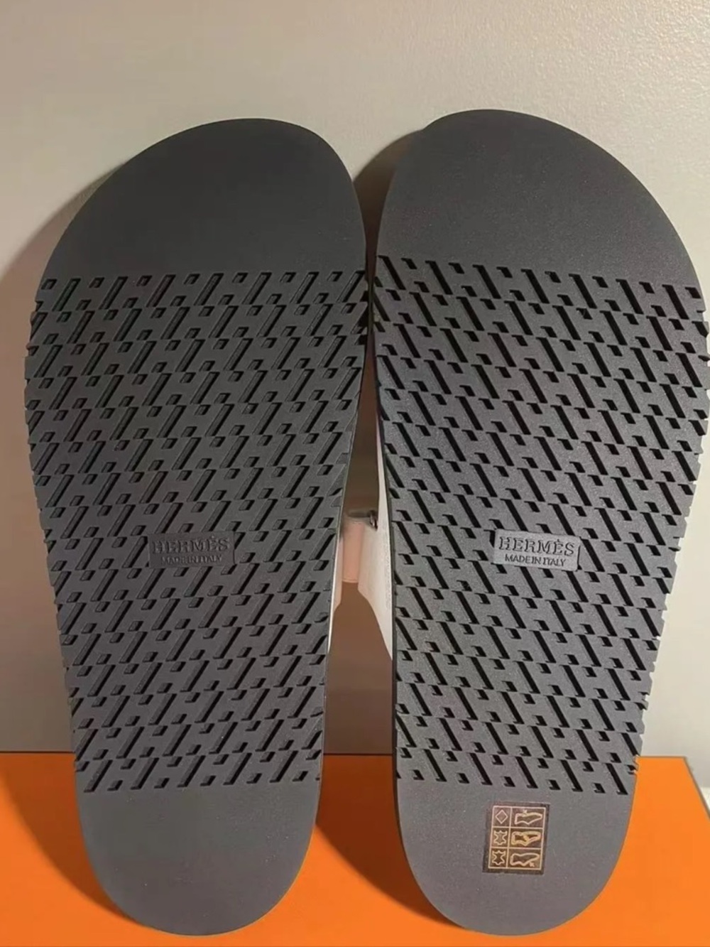 Hermès Chypre Sandals Blanc -White - Picture 5 of 5
